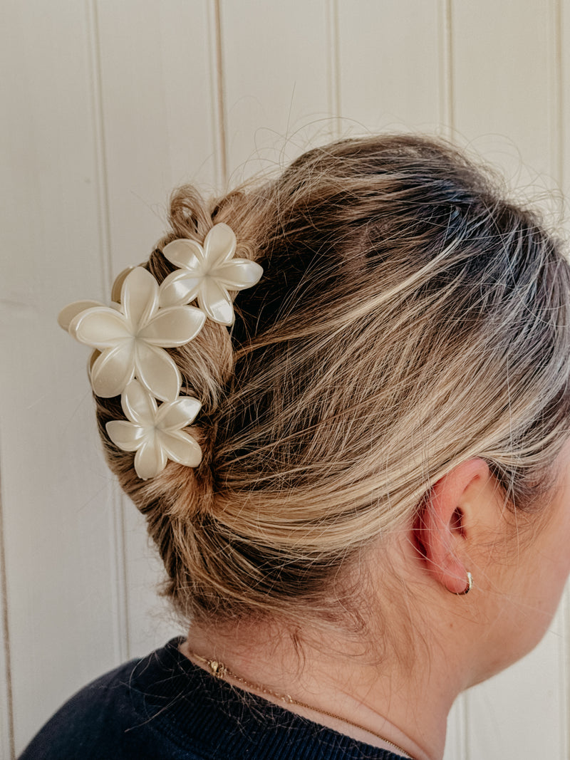 Lilo 3 Bloom Cream Flower Claw Clip